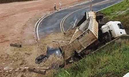 Caminhão despenca de ribanceira e atinge carro de policial em Marília