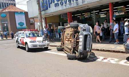 Colisão faz carro tombar no centro de Assis