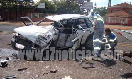 Motoristas ficam presos às ferragens após acidente entre carro e carreta