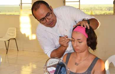 Mulheres participam do curso de automaquiagem ministrado pelo profissional Bruno Bissoli