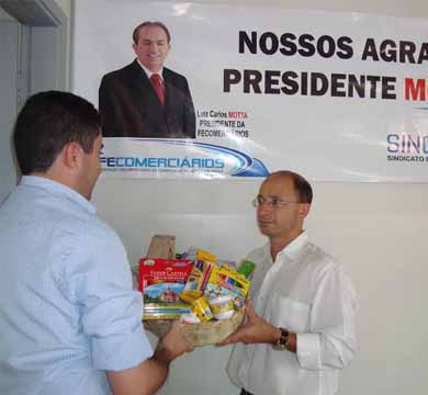 Sindicato distribui kits escolares a comerciários