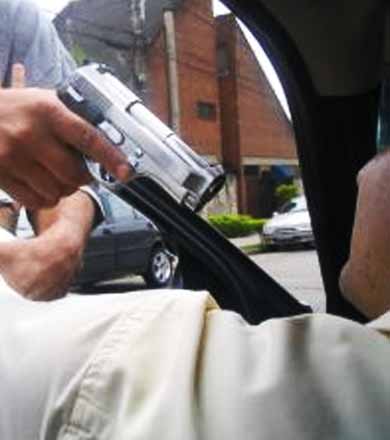 Taxista é abordado por assaltantes e tem carro roubado