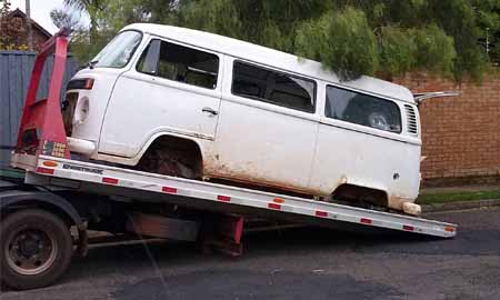 Perua depenada é encontrada abandonada em área rural