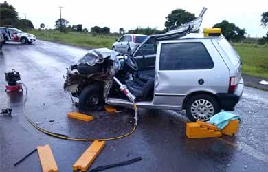 Uno fica destruído e motorista preso às ferragens após acidente em rodovia