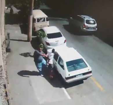 Ladrão leva rasteira ao tentar furtar carro; assista ao vídeo