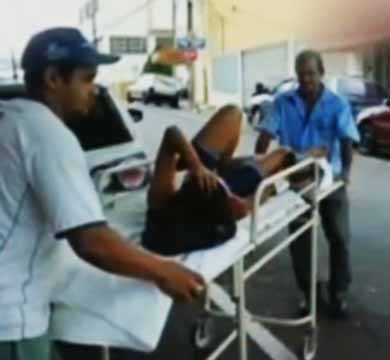 Paciente é transferida na maca pelo meio da rua de Assis do PS para hospital