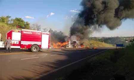 Caminhão tomba e pega fogo na Raposo Tavares