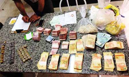 Mais de R$ 28 mil e grande quantidade de drogas são apreendidos com traficante em Assis