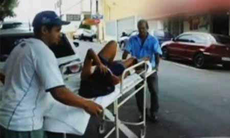 Paciente é transferida na maca pelo meio da rua de Assis do PS para hospital