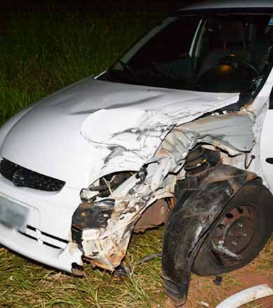 Carro ocupado por criança é colidido por carreta que saia de posto de combustível