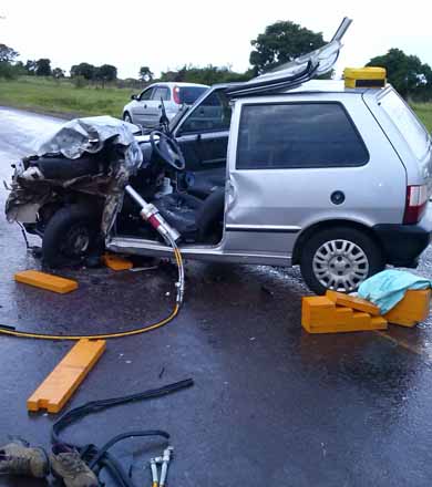 Uno fica destruído e motorista preso às ferragens após acidente em rodovia