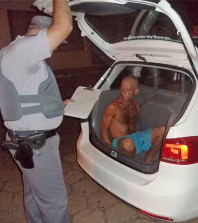 Ladrão corta a mão ao quebrar vidro para furtar mochila e acaba atrás das grades
