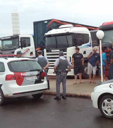 Rastreador faz carreta roubada ser encontrada em pátio de combustível de Paraguaçu Paulista