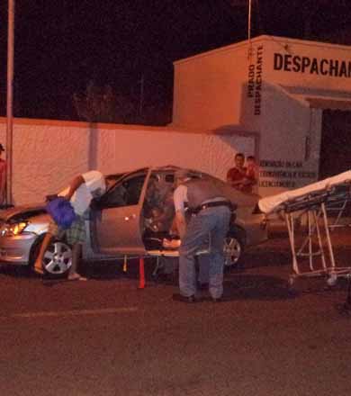 Motorista passa mal e colide na traseira de carro parado em semáforo