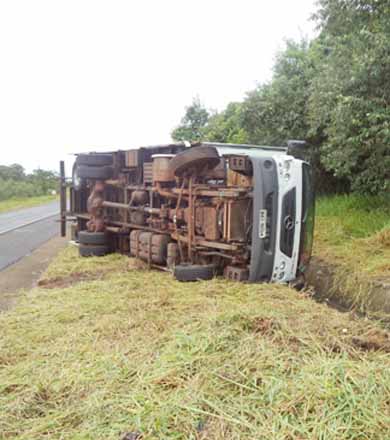 Caminhão tomba em rodovia entre Paraguaçu Paulista e Quatá