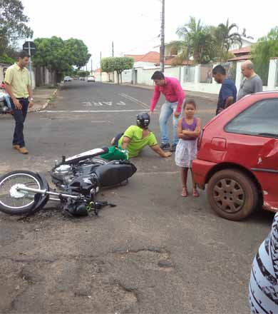 Carro desrespeita placa de pare e colide em motociclista próximo ao Pronto Socorro