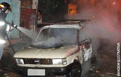 Pedreiro discute com a família, ateia fogo no próprio carro e pede para ser preso