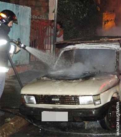 Pedreiro discute com a família, ateia fogo no próprio carro e pede para ser preso