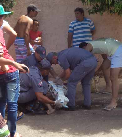 Acidente em cruzamento de ruas deixa duas pessoas feridas