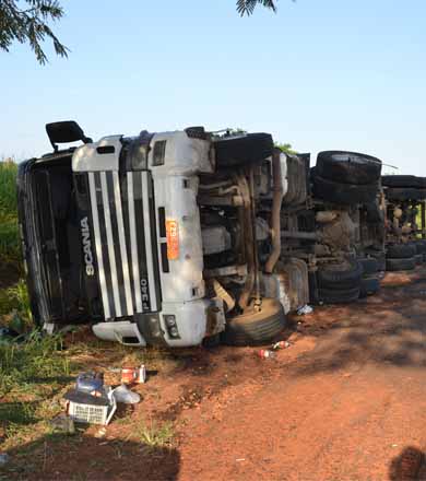 Trevo de Quatá causa mais um acidente; carreta com carga de carne tomba
