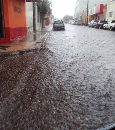 Após onda de calor de quase um mês, chuva refresca o dia dos paraguaçuenses