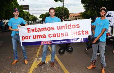 Estudantes, professores e funcionários da ETEC fazem passeata no centro de Paraguaçu