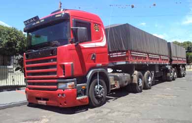 Carreta roubada é localizada pela PM no distrito de Cardoso de Almeida