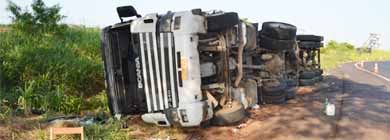 Carreta conduzida por assisense tomba no trevo de Quatá