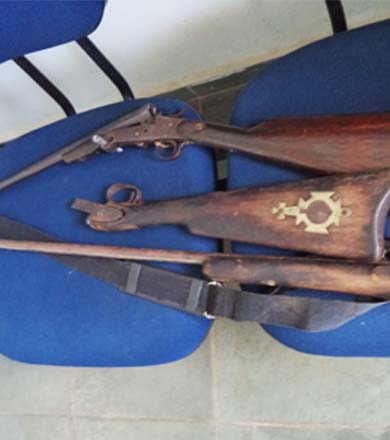 PM encontra armas de fogo e munições em imóvel e leva pescador para a cadeia