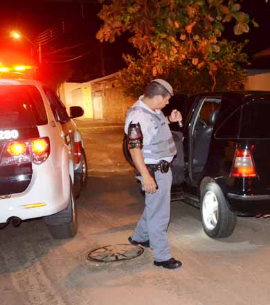 Menor pega veículo escondido dos pais e acaba sendo perseguido pela polícia nas ruas de Paraguaçu