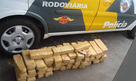 Polícia apreende veículo com mais de 50 tabletes de maconha