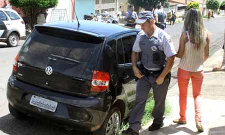 Dupla rende auxiliar e leva malote com R$ 26 mil em saidinha de banco, em cidade da região