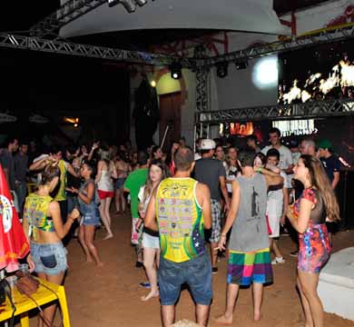 Tradicional carnaval de rua anima foliões em Palmital; confira as fotos