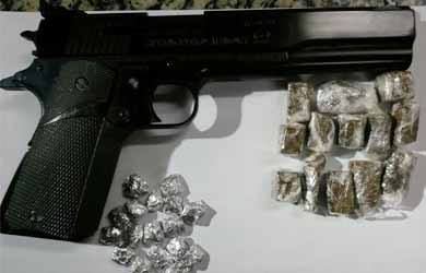 Menor de idade é apreendido com simulacro de arma de fogo e drogas