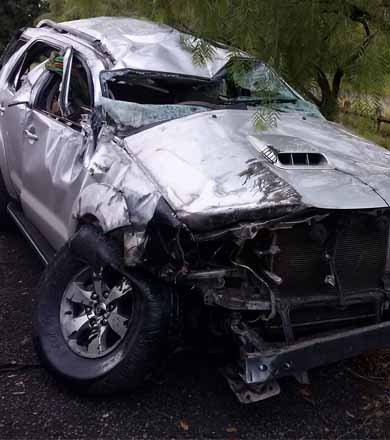 Hilux SW4 capota ao desviar de caminhão e deixa três feridos