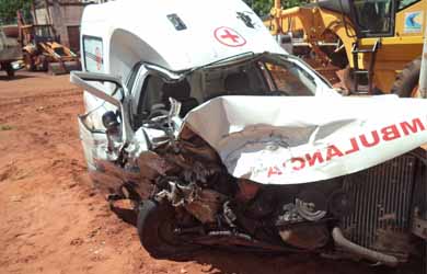 Motorista de ambulância de Paraguaçu fica preso às ferragens durante acidente na rodovia