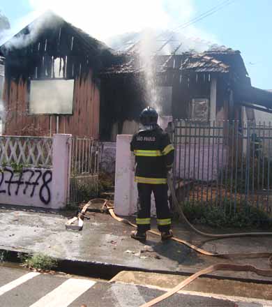 Imóvel que era usado por usuários de drogas é destruído por incêndio