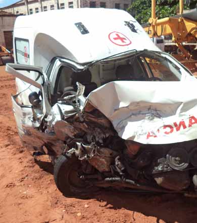 Ambulância que levava paciente para Assis colide contra carro; ambulanceiro fica preso às ferragens