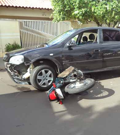 Moto vai parar embaixo de carro em acidente na Vila Nova