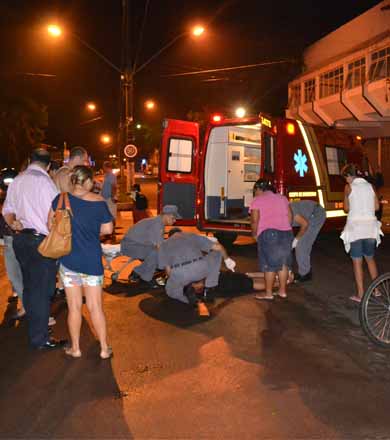 Pedestre é atropelada por moto ao atravessar cruzamento de ruas