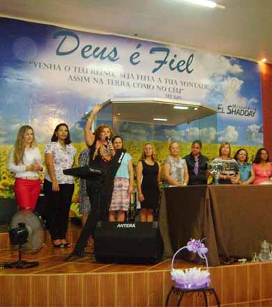 Mulheres participam de culto realizado especialmente para elas na El Shadday