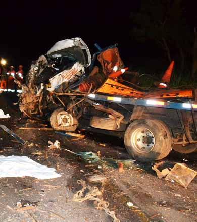Caminhões colidem e motorista morre após ser arremessado para fora