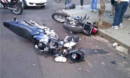 Motociclistas ficam feridos ao colidir motos em cruzamento de ruas em Assis