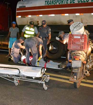 Motociclista atropela bezerro solto na pista e quase é atingido por caminhão