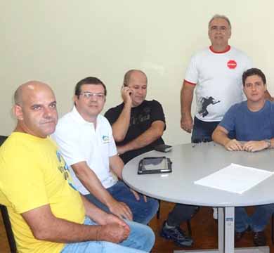 Alexandre e Valmir cobram melhorias e projetos no “Parque das Acácias”