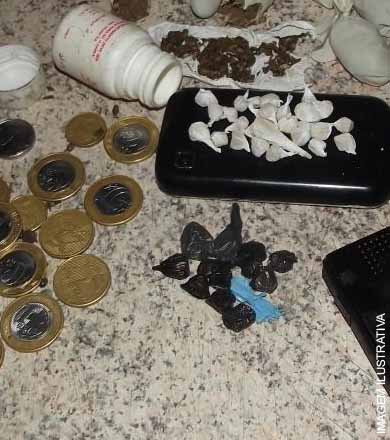PM apreende menor com drogas e encontra pedras de crack em banheiro de bar