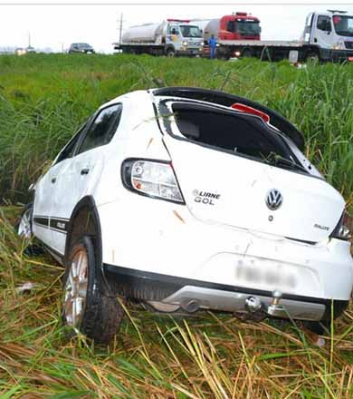 Carro aquaplana, sai da pista e capota na rodovia Paraguaçu/Quatá