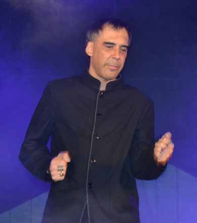 Show de Arnaldo Antunes leva centenas de pessoas ao Centro de Convergência Turística