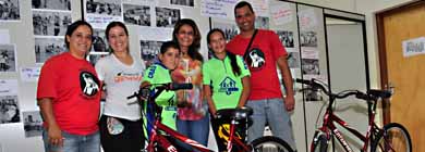 Jovens do Projeto Pedalando para o Futuro recebem bicicletas em sorteio