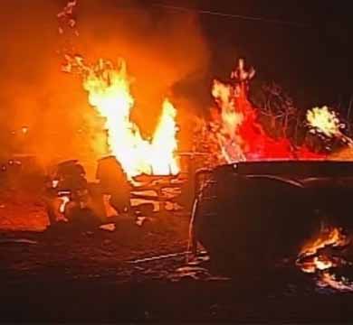Caminhão tomba e motorista é salvo das chamas em Assis
